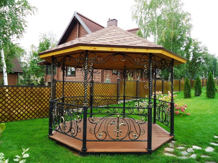 красива кована альтанка