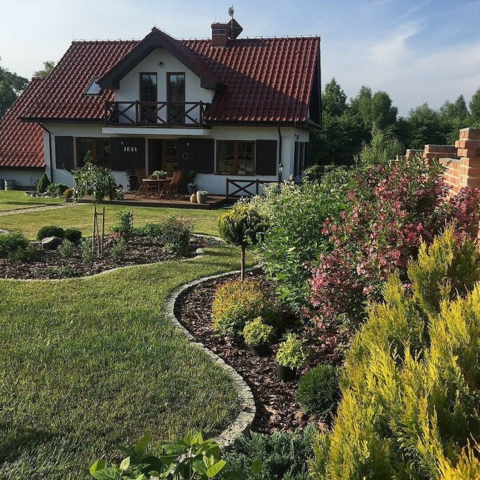 гарний заміський будинок на 10 сотках