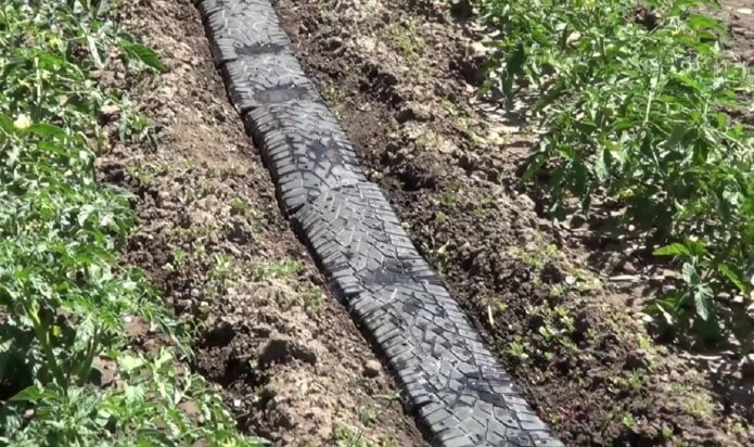 доріжка між грядками з покришок