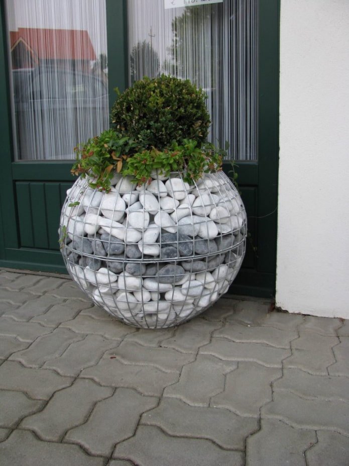 клумба куля з габіону