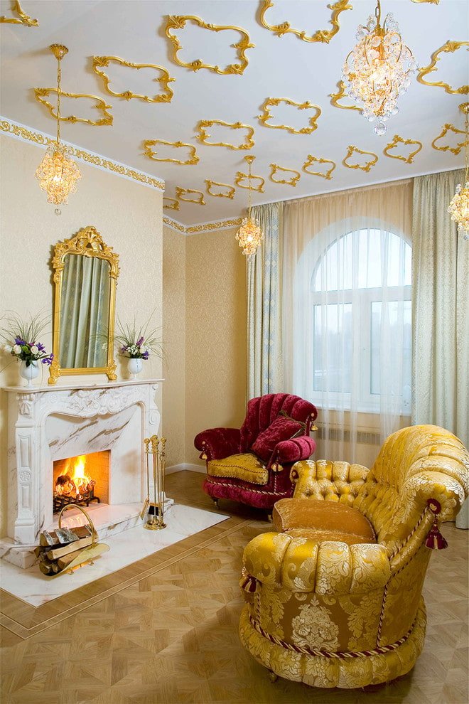 золотий ліпний декор на стелі
