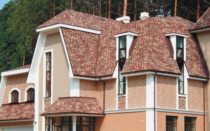 будинок із строкатим бітумною черепицею