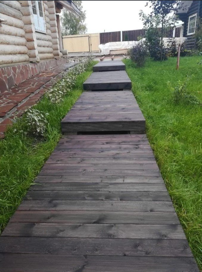 тротуар з обпаленої модрини