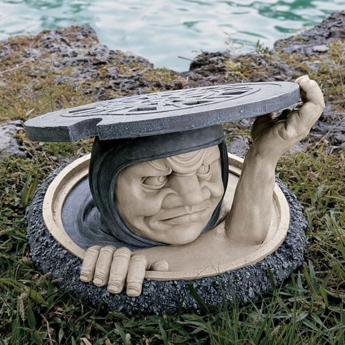 декоративна кришка септика бабуся