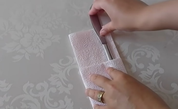 кладемо прилади в серветку 